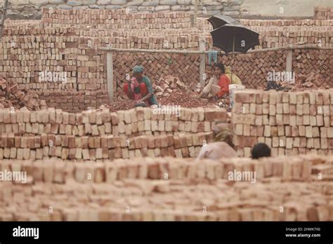 Los Trabajadores Bangladesíes Rompen Ladrillos Para Ser Usados Como