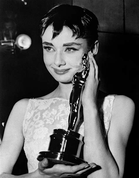 19 Of The Best Oscars Beauty Looks Of All Time Audrey Hepburn Oscar Oscars Beauty Audrey Hepburn
