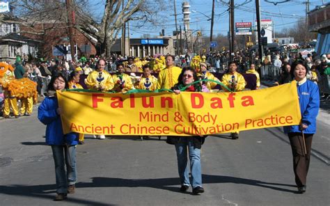 New York Falun Gong Practitioners Participate In Staten Island St