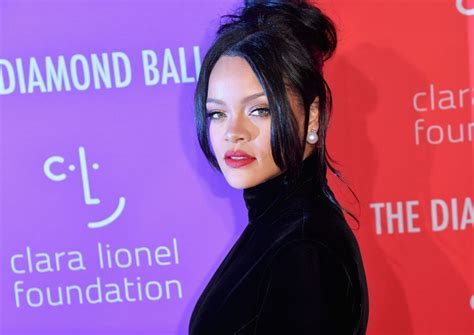 rihanna dyed her hair striped red to announce her valentine s day