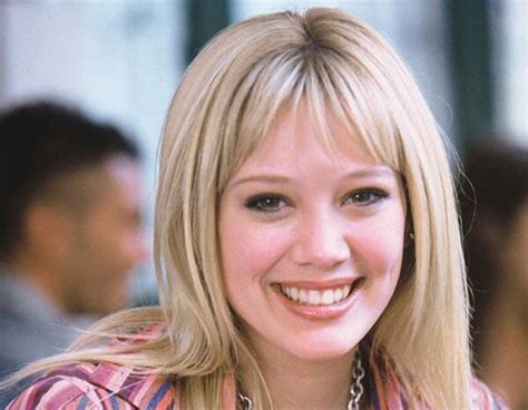 el primer vistazo a la nueva versión adulta de lizzie mcguire fue revelado por hilary duff