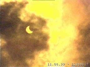 Aber in einem bestimmten gebiet passiert das sehr selten. Totale Sonnenfinsternis 1999, wie ich sie sah ...