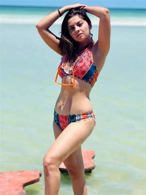 6 Hot Sexy Manasi Parekh Bikini Pics