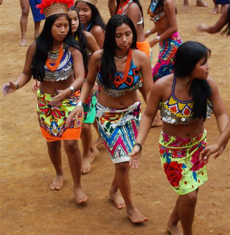 Niñas Embera Habitan En El Chocó Practican La Caza Y La Pesca Por Lo General El Hombre Embera