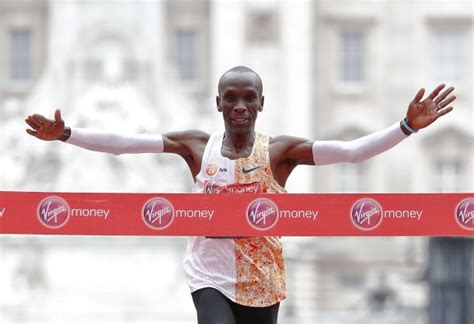 The run, organized specifically for kipchonge to break the. Bild zu: Läuft Eliud Kipchoge Marathon unter zwei Stunden ...