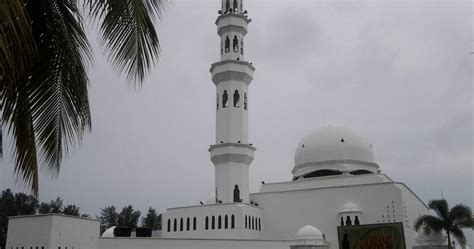 The mosque, which is also known as the white mosque or the big mosque, is located in kuala terengganu, terengganu, malaysia. ERAZ FADLI: Masjid Terapung, Kuala Ibai, Terengganu