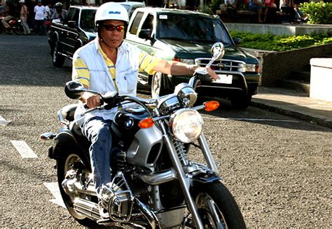 Check out this biography to know about his childhood, life, achievements, works & timeline. Rodrigo Duterte, RĂNIT după ce a căzut de pe motocicletă ...