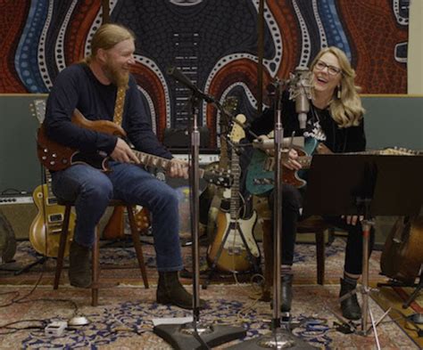 Music Preview Tedeschi Trucks Bands Fireside Live Tour Is On Its Way The Arts Fuse
