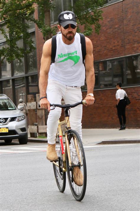 Justin Theroux Puts On A Gun Show Riding His Bike In Nyc Tom Lorenzo