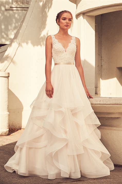 We have great 2020 wedding dresses on sale. Scalloped V-neck Lace Bodice Tulle Skirt Wedding Dress ...