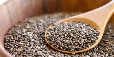 Chia seed lebih besar sedikit dari selasih, berbentuk bujur dan berwarna putih, hitam dan kelabu. Sudah tahu? Mengenal Manfaat Biji Chia Seed antaranusa.com