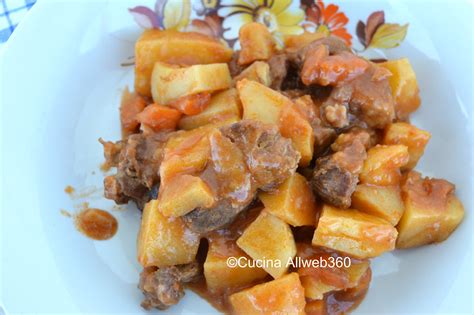Quando mancheranno 15 minuti da fine cottura dello spezzatino, unite le patate in padella, correggete di sale e fate cuocere insieme alla carne. Spezzatino con patate bimby, come prepararlo usando il bimby