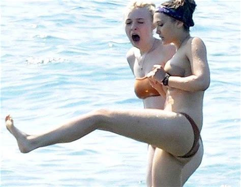 Nackte Elizabeth Olsen In Beach Babes
