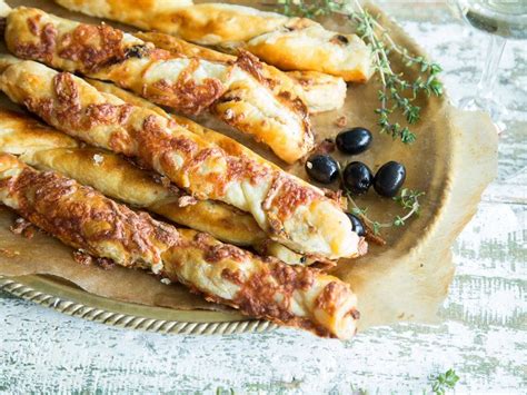 Blätterteigstangen mit Pesto und Parmesan Rezept