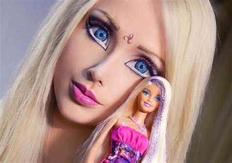 Irreconocible La Barbie humana sorprendió mostrándose sin maquillaje
