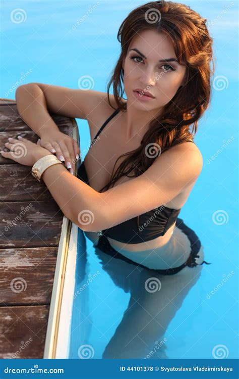 Sexy Meisje Met Donker Haar In Bikini Het Stellen In Zwembad Stock Foto Image Of Brunette