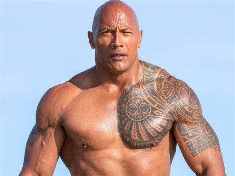 Johnson at the very young age of five was already with his father in the wrestling ring and weight room. Dwayne "The Rock" Johnson a partagé une ancienne photo de ...