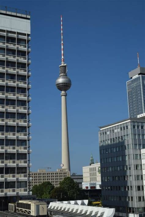 In our modern, stylish standard, deluxe or executive single and double rooms in the city east directly in the vicinity of alexanderplatz. "Schöner Ausblick" Holiday Inn Berlin - Alexanderplatz ...