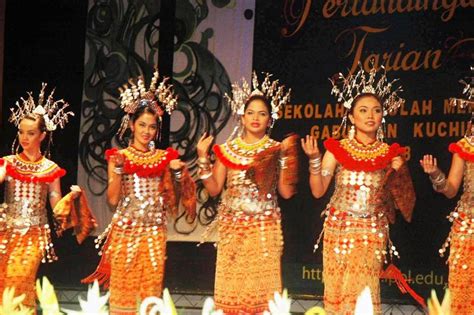 Mitos hari deepavali mitos yang paling terkenal di kalangan masyarakat india di malaysia berhubung tujuan perayaan deepavali adalah kisah dewa krishna membunuh narakasura. sambutan malam kebudayaan: kepelbagaian budaya di Malaysia