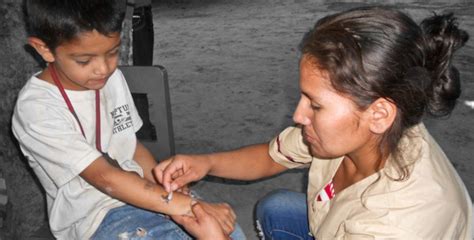 (people raising their shot glasses) salud! La importancia de la atención primaria de salud | Revista ...