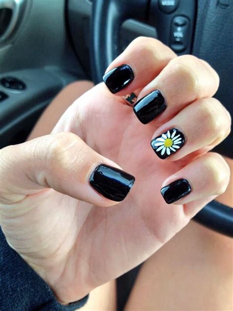 Las uñas negras son realmente ponibles con casi toda nuestra ropa puesto que combina con todo y son perfectas para cualquier ocasión. Black daisy acrylic nails | Aplicacion de uñas, Uñas artísticas, Uñas negras