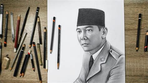 Menggambar Sketsa Wajah Bung Karno Menggunakan Pensil Arang Dengan