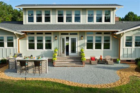 Laying a paver patio doesn't have to be a daunting task. 10 Tips and Tricks for Paver Patios | DIY
