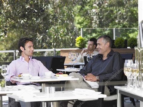 Dos Hombres Hablando En El Café — Fotos De Stock © Londondeposit 33828293