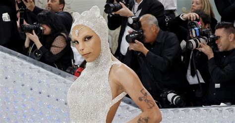 Doja Cat Showed Up To The 2023 Met Gala Dressed As Karl Lagerfeld S Cat