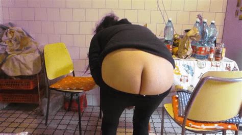 Kinky Grace Cleaning And Revealing Buttcrack And Hairy Bush
