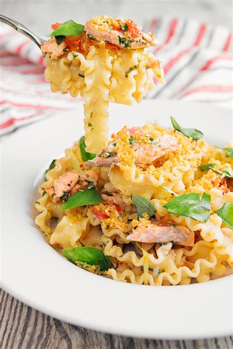 Simple Fresh Tomato and Salmon Pasta - Krumpli