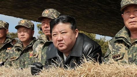 Mitra E Giubbotto In Pelle Il Maresciallo Kim Jong Un Presiede Le