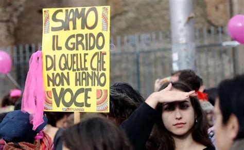 Frosinone Tutta La Città Tappezzata Contro La Violenza Sulle Donne Stop Al Femminicidio Area C