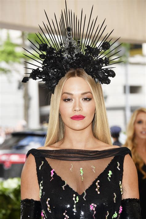 The Most Extravagant Crowns Headpieces And Veils At The Met Gala Прически и макияж