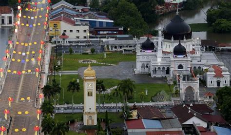 Sholat fardhu atau sholat wajib di laksanakan sesuai dengan waktu yang sudah di tentukan. Galak masjid hidup suasana Ramadan | Harian Metro