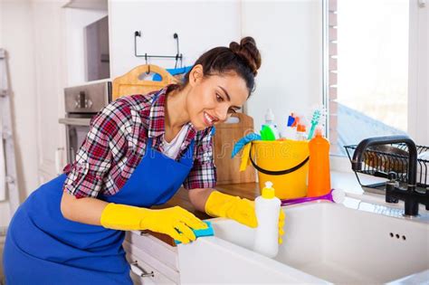 De Mooie Jonge Vrouw Maakt Het Schoonmaken Van Het Huis Meisje Dat Ki