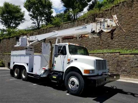 International 4900 6x4 2001 Bucket Boom Trucks