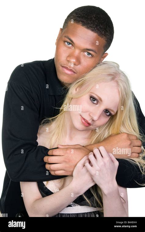 Ein Paar Schwarze Männliche Und Weiße Frau In Liebe Und Umarmung Stockfotografie Alamy