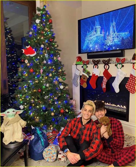 Dalton gomez is a los angeles based realtor and according to page six, he works for the aaron kirman group. Ariana Grande Snapped Cute Christmas Photos with New Fiance Dalton Gomez! | Photo 1303903 ...