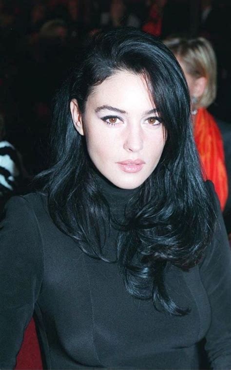 Monica might be one of the luckiest women in new york city in terms of her living conditions. 1995 red Cross auction benefit : MonicaBellucci