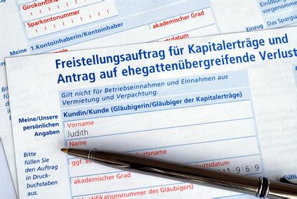 Der freistellungsauftrag (für kapitalerträge) ist ein auftrag eines kunden an seine bank. Was ist ein Freistellungsauftrag? Lohnt es sich für ...