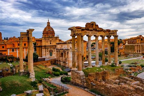 Roman Forum Architecture In De Stadscentrum Van Rome Stock Afbeelding