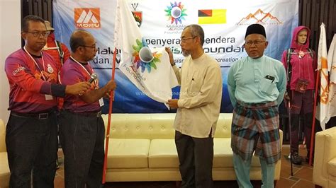 Negri sembilan women's affairs, family and welfare committee chairman nicole tan lee koon (left) with pekerti president wan hasni wan yusof, the wife of state menteri besar aminuddin harun, at a press conference in seremban. Exco Negeri Sembilan & Warga Emas Bakal Tawan Everest!