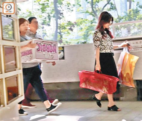 一張大學畢業的沙紙有多重要？ 「怪獸家長」、「贏在起跑線」、「十優港姐」…… 相信不用我引用無謂的數據亦知， 港人崇拜高學歷已屬病態。 生在傳統家庭的何雁詩，16歲參加《超級巨聲》入行時亦遭家人反對， 「有段時間我同屋企人關係都. 何雁詩捧燒豬上山被訓話頭耷耷 - 東方日報