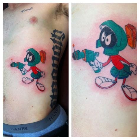 The perfect tattoo for someone who is just a fan of the game, no matter who they're watching, they're happy. Marvin the Martian | Marvin the martian, Paw print tattoo ...