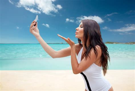 mujer joven que toma el selfie con smartphone foto de archivo imagen de toma mujer 65709646