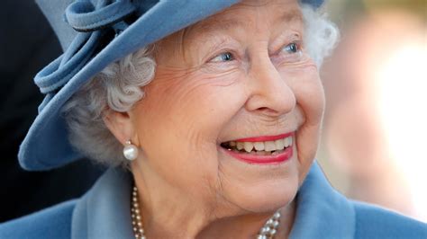 Queen Elizabeth Ii Beauty Products And Routine The Lipstick She Loved