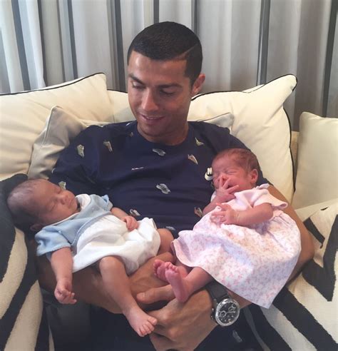 Cristiano Ronaldo Posa Com Filhos Gêmeos Novos Amores Da Minha Vida