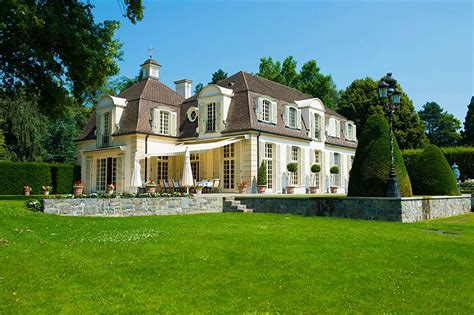 Vintage Beauty: A Sprawling Mansion with Unparalleled Luxury