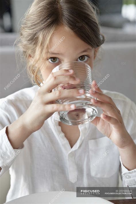 Porträt Eines Kleinen Mädchens Das Wasser In Der Küche Trinkt